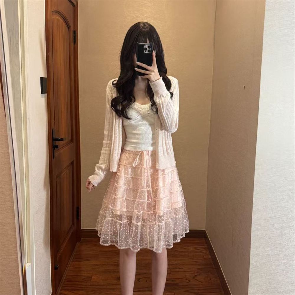 Elastic Lace Trim - ชุดเสื้อสายเดี่ยวแต่งลูกไม้สไตล์ฝรั่งเศส + เสื้อคาร์ดิแกนถักแขนยาวสีชมพู + กระโปรงมิดิผ้าทูลเอวสูง ชุดเสื้อผ้าหรูหรา