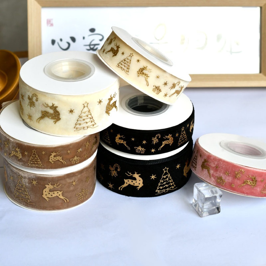 Velvet Ribbon Roll - ริบบิ้นกำมะหยี่พิมพ์ลายกวางเรนเดียร์และเกล็ดหิมะสีทองสำหรับคริสต์มาส ขนาด 2.5 ซม. ยาว 5